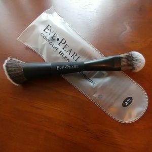201 - DUAL CONTOUR BLENDER BRUSH